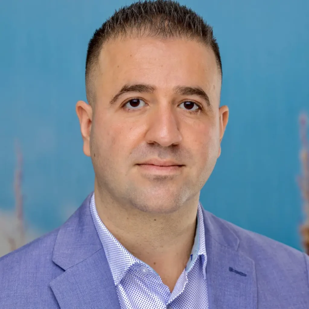 Edmon Paules, COO of Pax Healing, brings expertise from Google and a strong track record in startups to drive business growth and efficiency.